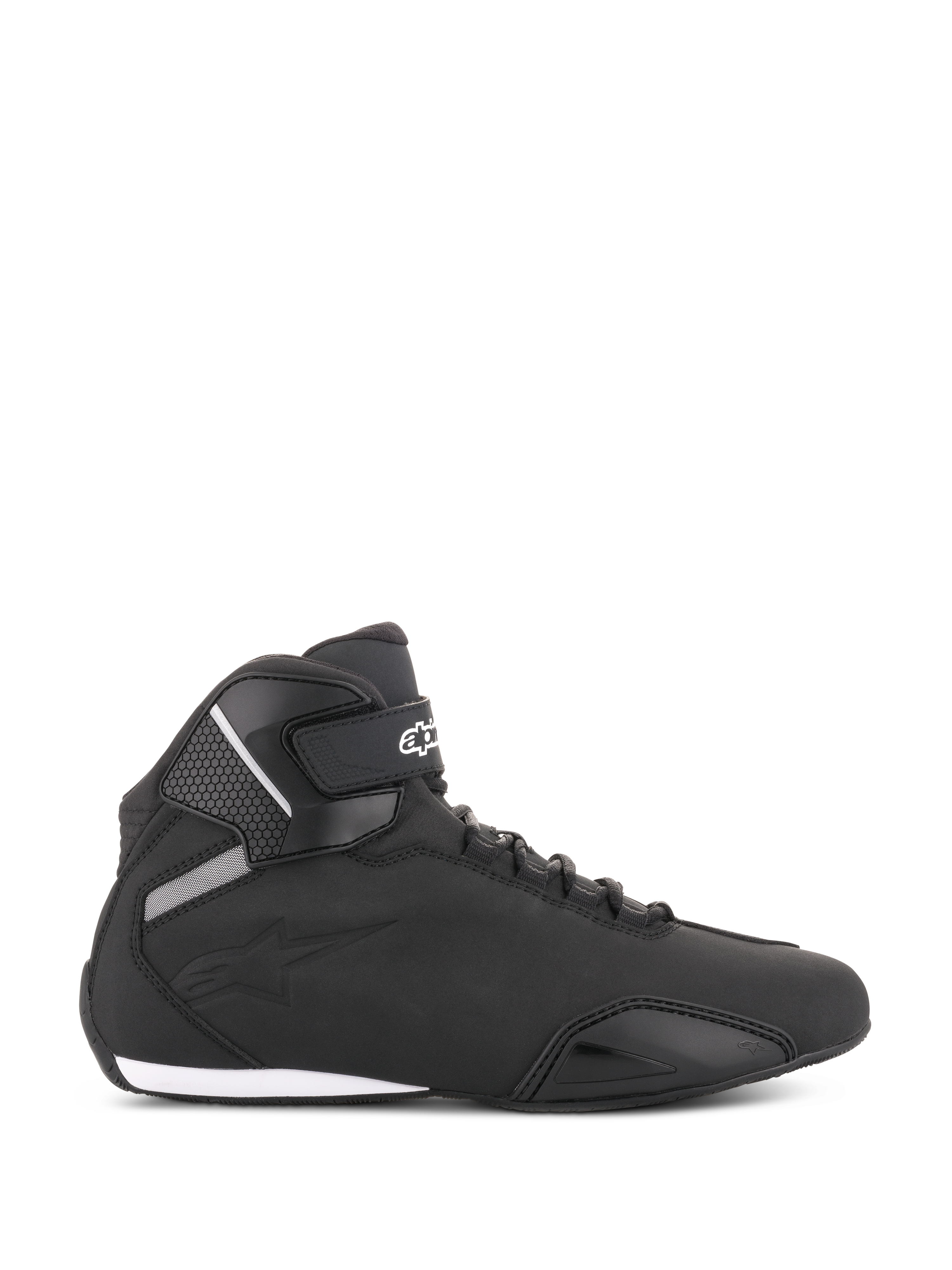 Alpinestars Sektor Schuhe, schwarze Motorradschuhe, Seitenansicht, schlankes High-Top-Design mit Mikrofaser-Obermaterial, Knöchelriemen mit weißem Logo, Schnellschnürsystem sowie verstärkte Zehen- und Fersenbereiche, sportlich inspirierte Straßenschuhe
