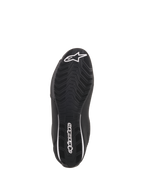 Alpinestars Sektor Schuhe, schwarze Motorradschuhe, Sohlenansicht mit strukturierter Gummisohle, weißes Alpinestars Stern-Logo auf der Zehenpartie und Branding an der Ferse, entwickelt für Grip und Strapazierfähigkeit