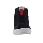 Alpinestars Stated Schuhe, schwarze Motorradschuhe, Vorderansicht mit schwarzen Schnürsenkeln und weißer vulkanisierter Sohle, rote Zuglasche an der Zunge mit weißem Branding-Label, urbanes Streetwear-Design