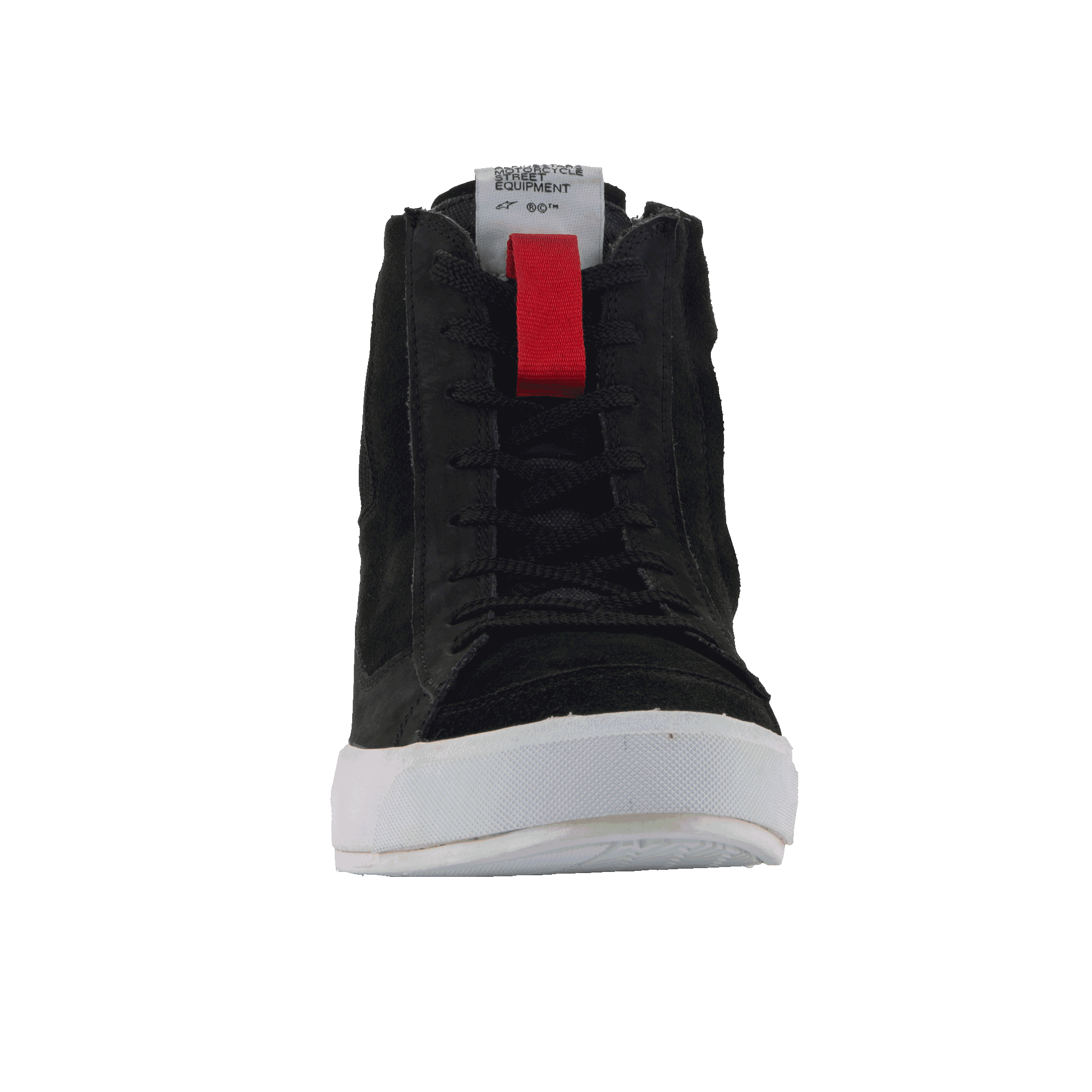 Alpinestars Stated Schuhe, schwarze Motorradschuhe, Vorderansicht mit schwarzen Schnürsenkeln und weißer vulkanisierter Sohle, rote Zuglasche an der Zunge mit weißem Branding-Label, urbanes Streetwear-Design