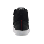 Alpinestars Stated Schuhe, Rückansicht, Schwarz mit weißer vulkanisierter Sohle, mit geripptem Strick-Knöchelkragen, roter Zickzack-Fersennaht und grauer Zugschlaufe, Urbane Motorrad-Schuhe