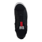 Alpinestars Stated Schuhe, urbane Motorradschuhe, Schwarz, Draufsicht mit schwarzen Schnürsenkeln, roter Zuglasche an der Zunge und weißem vulkanisierten Sohlenrand, minimalistisches, vom Skate-Stil inspiriertes Design für die Straße