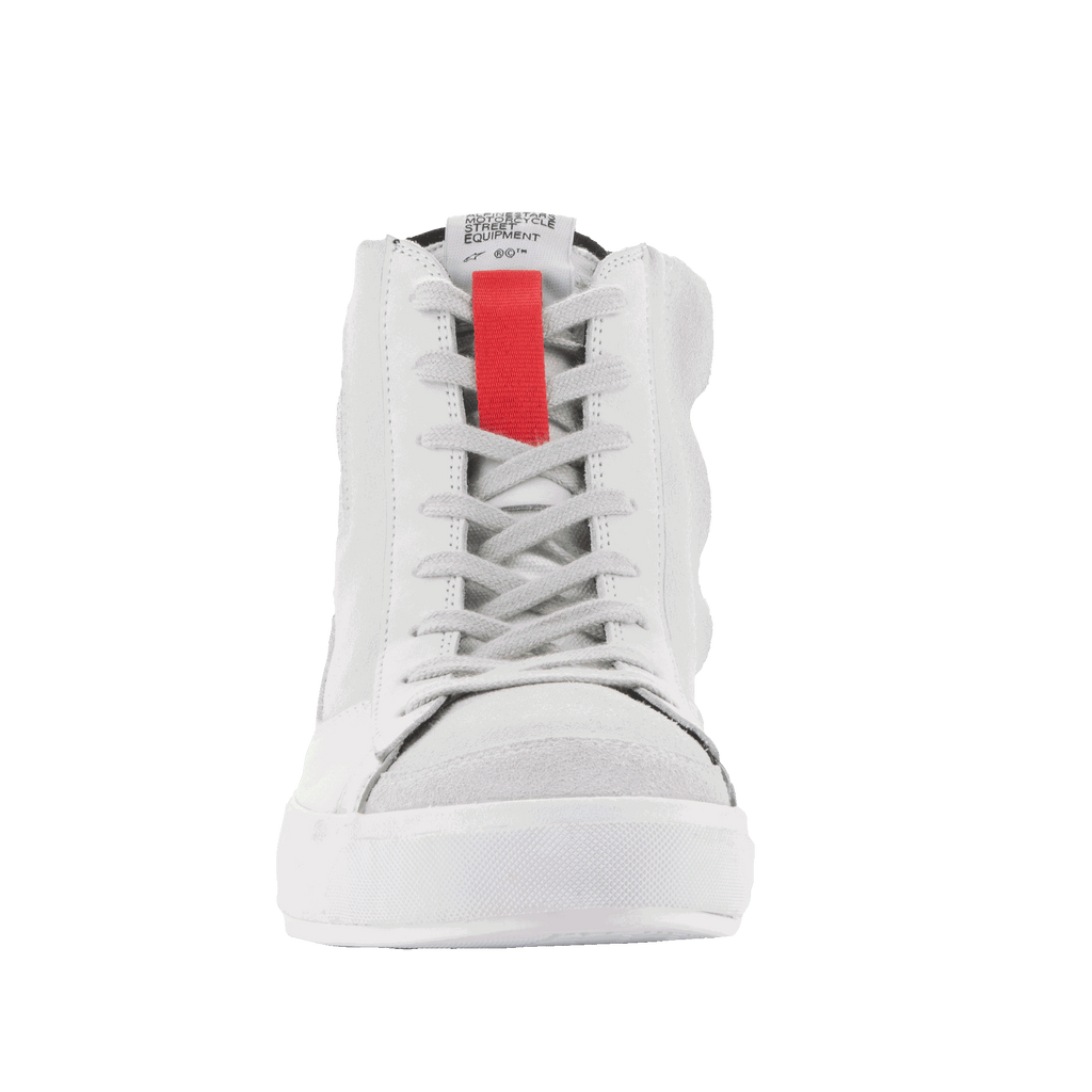 Alpinestars Stated Schuhe, Urban-Motorradschuhe, Weiß Cool Gray, Vorderansicht eines High-Top-Sneakers, mit markantem rotem Akzent auf der Zunge, grauen Schnürsenkeln und weißer vulkanisierter Sohle, minimalistisches, vom Skate-Stil inspiriertes Design