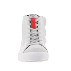 Alpinestars Stated Schuhe, Urban-Motorradschuhe, Weiß Cool Gray, Vorderansicht eines High-Top-Sneakers, mit markantem rotem Akzent auf der Zunge, grauen Schnürsenkeln und weißer vulkanisierter Sohle, minimalistisches, vom Skate-Stil inspiriertes Design