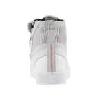 Alpinestars Stated Schuhe, Motorradschuhe, Weiß Cool Gray, Rückansicht mit roter Zickzack-Fersennaht, gestricktem Mesh-Knöchelkragen und weißer vulkanisierter Sohle, urbanes Sneaker-Design