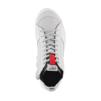 Alpinestars Stated Schuhe, Urban Riding Schuhe, White Cool Gray, Draufsicht mit Wildleder-Zehenbox und klassischem Schnürverschluss, roter Akzent an der Zunge, von Retro-Skateschuhen inspiriertes Motorrad-Sneaker-Design
