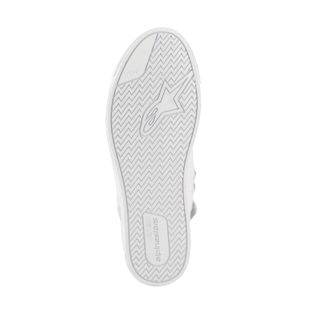 Alpinestars Stated Schuhe, urbane Motorradschuhe, White Cool Gray, Unteransicht der vulkanisierten Gummisohle, mit Fischgräten-Traktionsmuster, Alpinestars-Branding und TPF (Transversal Protection Frame) Logo für Grip und Sicherheit
