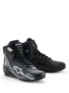 Alpinestars Faster-4 Drystar® Schuhe, Motorradschuhe, Schwarz, Cool Gray und Weiß, schlankes Design mit weißem Astars-Logo, Schnürverschluss mit Klettverschluss-Riemen am Knöchel, wasserdichte Drystar-Technologie und verstärkte Einsätze für Schutz beim sportlichen Fahren