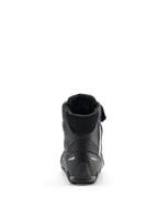 Alpinestars Faster-4 Drystar® Schuhe, Motorradschuhe, Schwarz Cool Gray Weiß, Rückansicht mit gepolstertem Kragen, verstärkter Ferse mit reflektierenden Akzenten und strukturierter Gummisohle für sportliche Leistung.