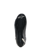 Alpinestars Faster-4 Drystar Schuhe, Motorradschuhe, Schwarz, Sohlenansicht mit verstärkter Gummiaußensohle und strukturiertem Grip, weißes Stern-Logo im Zehenbereich und Alpinestars-Branding, entwickelt für Stabilität und Grip auf den Fußrasten.
