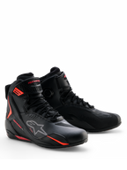 Alpinestars Faster-4 Drystar® Schuhe, Motorradschuhe, Schwarz mit Rio Red und Red Fluo Akzenten, Schnürdesign mit wasserdichtem Mikrofaser-Obermaterial, schlankes sportliches Profil für Straßen- und Sportfahrten