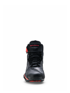 Alpinestars Faster-4 Drystar® Schuhe, Schwarz mit Akzenten in Rio Red und Red Fluo, Frontansicht mit Schnürverschluss und Klettverschluss-Knöchelriemen mit rotem Branding, wasserfeste Motorradschuhe mit verstärktem Zehenbereich und sportlichem Design