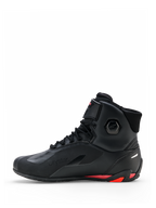Alpinestars Faster-4 Drystar® Schuhe, Motorradschuhe, Schwarz mit Rio Red und Red Fluo Akzenten, Seitenansicht, mit nahtloser Mikrofaser-Konstruktion, Drystar-Branding und verstärkter Ferse mit roten Highlights