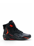 Alpinestars Faster-4 Drystar® Schuhe, Motorradschuhe, Schwarz mit Rio Red und Red Fluo Akzenten, Seitenansicht, High-Top-Design mit Schnürung und Knöchelriemen, sportlicher urbaner Stil