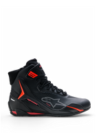 Alpinestars Faster-4 Drystar® Schuhe, Motorradschuhe, Schwarz mit Rio Red und Red Fluo Akzenten, Seitenansicht, High-Top-Design mit Schnürung und Knöchelriemen, sportlicher urbaner Stil