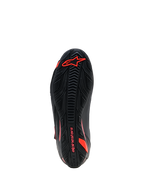 Alpinestars Faster-4 Drystar® Schuhe, Ansicht der Außensohle, Schwarz mit Red Fluo Branding, strukturierte Gummi-Gripsohle mit Alpinestars Logo und Wortmarke, strapazierfähige Motorradschuhe