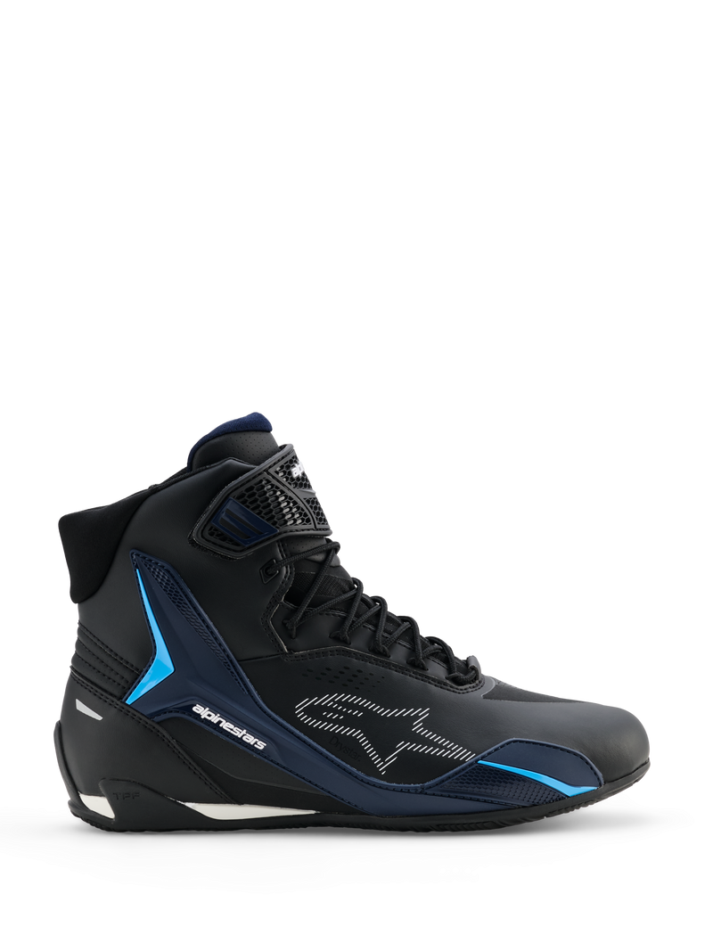 Alpinestars Faster-4 Drystar Schuhe, Motorradschuhe, Schwarz Night Navy Cyan, Seitenansicht mit High-Top-Sneaker-Design, cyanfarbene TPU-Stützpanele, weiß gestricheltes Alpinestars-Logo, Schnürverschluss mit strukturiertem Knöchelriemen.