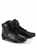 Alpinestars Stella Faster-4 Drystar® Schuhe, Damen-Motorradschuhe, Schwarz, Grau und Koralle Fluo, wasserdichte Drystar®-Technologie, Schnürverschluss mit Klettverschlussriemen, leuchtende korallenfarbene Akzente und weißes Alpinestars-Branding
