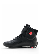 Alpinestars Stella Faster-4 Drystar® Schuhe, Damen-Motorradschuhe, Schwarz und Coral Fluo, Seitenansicht mit nahtlosem Mikrofaser-Obermaterial, Schnürverschluss und korallenfarbenem Knöchelschutz-Detail