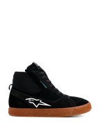 Alpinestars Stated Wasserdichte Schuhe, Schwarze High-Top Riding-Sneaker, Wildleder- und Strickkonstruktion, Weißes Alpinestars-Logo, Braune gesprenkelte vulkanisierte Gummisohle, Urbanes Motorrad-Schuhwerk, Modernes Skate-inspiriertes Design