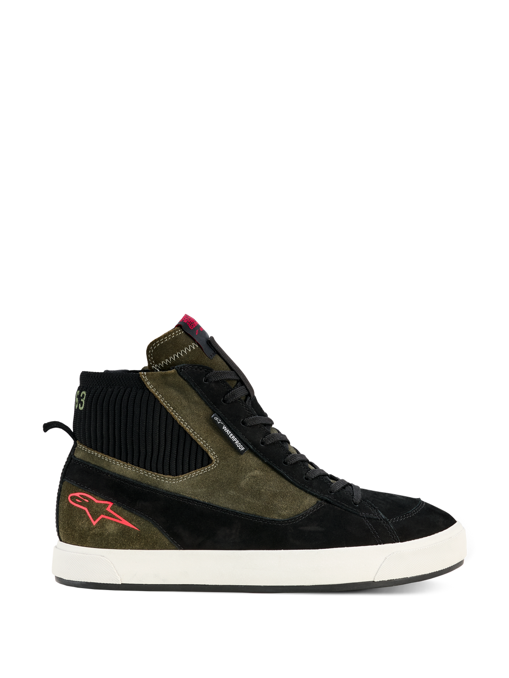 Alpinestars Stated Waterproof Schuhe, hohe Motorrad-Sneaker, Wildlederkonstruktion in Olivgrün und Schwarz, vulkanisierte Gummisohle in Off-White, rotes Stern-Logo an der Ferse, schwarzer gerippter Knöchelkragen, urbanes, von Streetwear inspiriertes Design