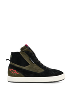 Alpinestars Stated Waterproof Schuhe, hohe Motorrad-Sneaker, Wildlederkonstruktion in Olivgrün und Schwarz, vulkanisierte Gummisohle in Off-White, rotes Stern-Logo an der Ferse, schwarzer gerippter Knöchelkragen, urbanes, von Streetwear inspiriertes Design