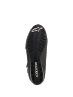 Alpinestars Faster-3 Drystar® Motorradschuhe, Sohlenansicht, schwarzer Gummi mit wellenförmigem Profilmuster, weißes Alpinestars Stern-Logo an der Zehenpartie und Wortmarke an der Ferse, technisches Motorrad-Schuhwerk.