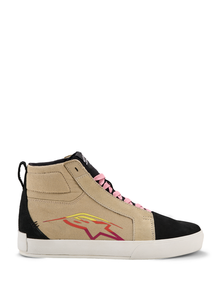 Alpinestars Ride-63 Canvas Shoes, High-Top Sneaker, Beige und Schwarz, Rosa Schnürsenkel, Weiße Sohle, Mehrfarbiges Logo in Rot und Gelb, Wildleder-Elemente, Urbaner Freizeitschuh