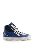Alpinestars Stated Flair Schuhe, Urbane Motorradschuhe, Hellblau, Weiß und Schwarz, High-Top-Lederkonstruktion mit großem weiß-schwarzem Stars-Logo, „One Goal. One Vision.“ Text an der Seite, vintage-inspirierte weiße vulkanisierte Sohle mit handaufgetragenem Used-Effekt