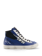 Alpinestars Stated Flair Schuhe, Urbane Motorradschuhe, Hellblau, Weiß und Schwarz, High-Top-Lederkonstruktion mit großem weiß-schwarzem Stars-Logo, „One Goal. One Vision.“ Text an der Seite, vintage-inspirierte weiße vulkanisierte Sohle mit handaufgetragenem Used-Effekt