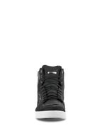 Alpinestars J-6 Waterproof Schuh, Vorderansicht, schwarzer Leder-Motorradschuh mit weißer Sohle, Sneaker-Design mit schwarzen Schnürsenkeln, wasserdichtes Label, silbernes Logo-Detail, urbane Motorradschuhe