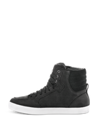 Alpinestars J-6 Wasserdichter Schuh, Schwarz und Weiß, Seitenprofil eines High-Top-Motorrad-Sneakers, schwarze Lederkonstruktion mit weißer Gummisohle, urbanes Motorrad-Schuhwerk mit Schnürdesign.