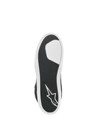 Alpinestars J-6 Wasserdichter Schuh, Schwarz und Weiß, Unteransicht der fortschrittlichen Gummisohle, strukturiertes Profilmuster für Langlebigkeit, weißes Stern-Logo an der Ferse, urbanes Motorrad-Schuhwerk