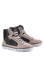 Alpinestars J-6 Waterproof Schuh, Motorradschuhe, Black Flint und Weiß, High-Top-Sneaker-Design mit weißer Sohle im Distressed-Look, Obermaterial aus Wildleder und Leder mit Stern-Logo und Waterproof-Tag, urbanes Motorrad-Schuhwerk