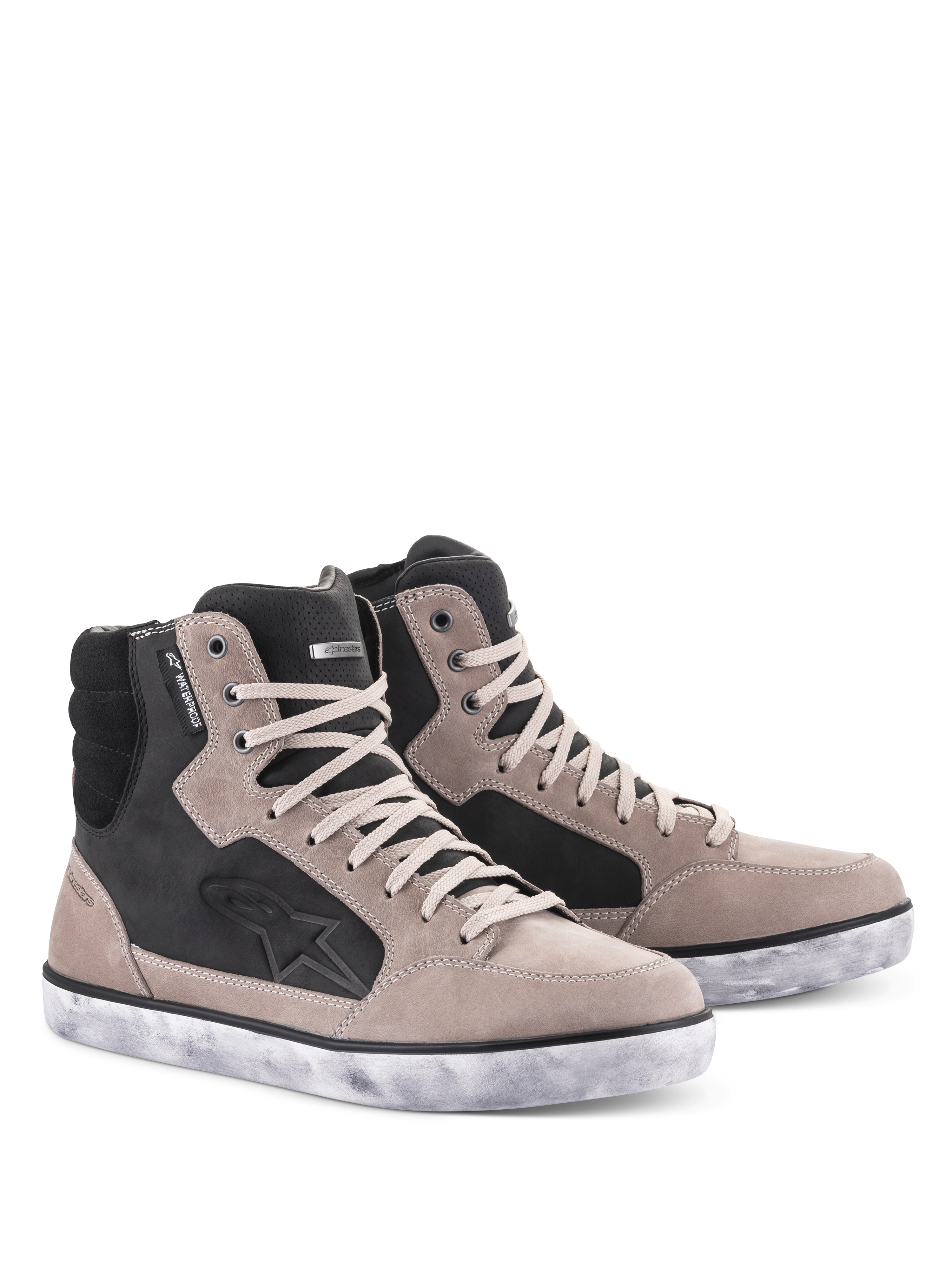 Alpinestars J-6 Waterproof Schuh, Motorradschuhe, Black Flint und Weiß, High-Top-Sneaker-Design mit weißer Sohle im Distressed-Look, Obermaterial aus Wildleder und Leder mit Stern-Logo und Waterproof-Tag, urbanes Motorrad-Schuhwerk