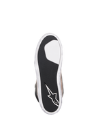 Alpinestars J-6 Wasserdichter Schuh, Motorradschuh, Schwarz Flint Weiß, Unteransicht der Außensohle mit strukturiertem schwarzem Gummi für Grip, weißes Alpinestars Stern-Logo auf der Ferse, weiße Kanten im Distressed-Look