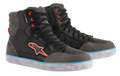 Alpinestars J-6 Waterproof Canvas Motorradschuhe, Schwarz und Anthrazitgrau, High-Top-Sneaker-Design mit orangefarbenem Logo und Ösen, hellblauer Streifen auf der weißen Sohle, wasserdichtes urbanes Motorrad-Schuhwerk
