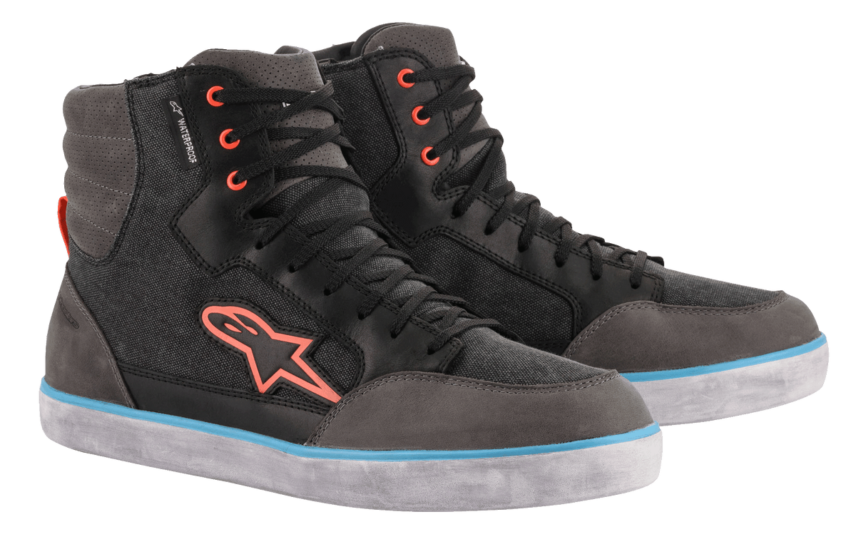 Alpinestars J-6 Waterproof Canvas Motorradschuhe, Schwarz und Anthrazitgrau, High-Top-Sneaker-Design mit orangefarbenem Logo und Ösen, hellblauer Streifen auf der weißen Sohle, wasserdichtes urbanes Motorrad-Schuhwerk