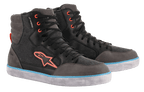 Alpinestars J-6 Waterproof Canvas Motorradschuhe, Schwarz und Anthrazitgrau, High-Top-Sneaker-Design mit orangefarbenem Logo und Ösen, hellblauer Streifen auf der weißen Sohle, wasserdichtes urbanes Motorrad-Schuhwerk