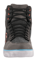 Alpinestars J-6 Waterproof Canvas Reitschuh, Vorderansicht, Schwarz und Anthrazit mit hellblauem Sohlenakzent und orangefarbenen Ösen, Motorradstiefel im Sneaker-Stil mit wasserdichter Membran