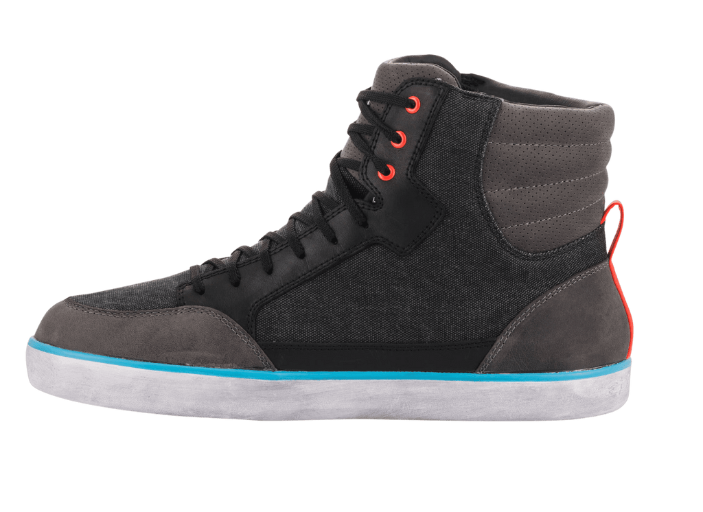 Alpinestars J-6 Waterproof Canvas Motorradschuh, Schwarz Anthrazit Hellblau, Motorradstiefel im Sneaker-Stil, High-Top-Design mit schwarzem Canvas und grauen Ledereinsätzen, weiße Sohle mit leuchtend blauem Streifen, rote Ösen und Fersenschlaufe