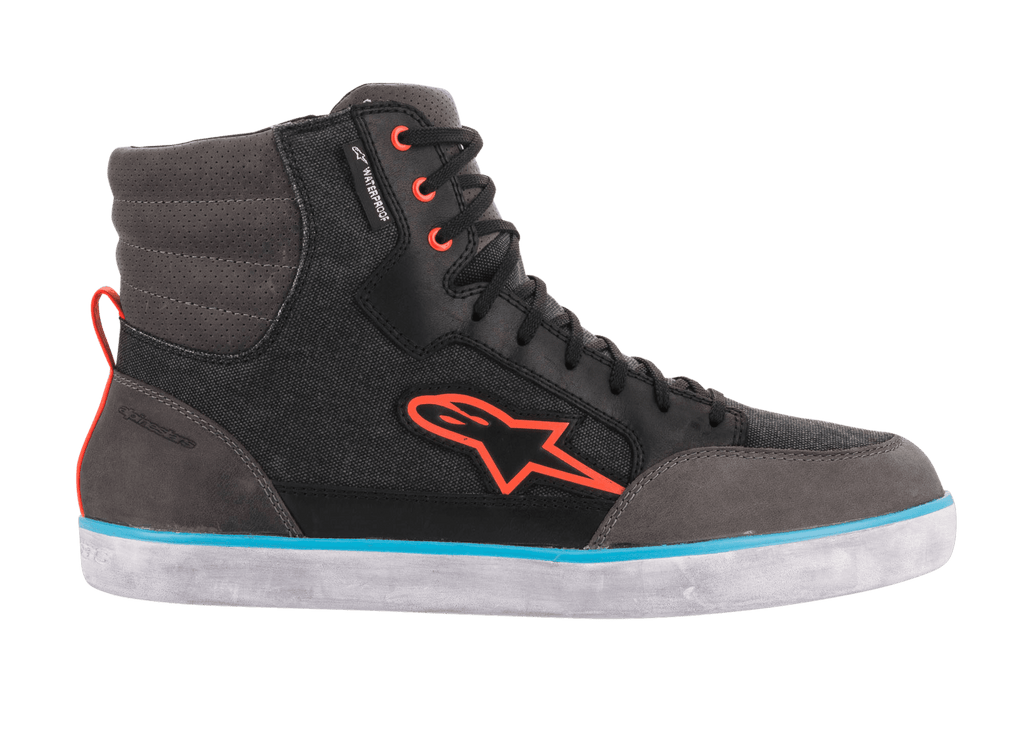 Alpinestars J-6 Wasserdichter Canvas-Motorradschuh, Schwarz Anthrazit und Hellblau, High-Top-Sneaker-Silhouette mit orangefarbenem Astars-Logo, orangefarbenen Ösen und einem hellblauen Streifen auf einer weißen Gummisohle, lässiges urbanes Motorrad-Schuhwerk.