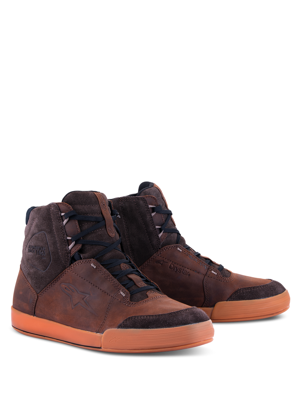 Alpinestars Chrome Crafted Drystar® Schuhe, urbane Motorradschuhe, Braun und Gum, High-Top-Konstruktion aus Leder und Wildleder, schwarze Schnürsenkel, Gummisohle, mit geprägtem Logo und Drystar-Branding, zeitgemäßes lässiges Motorrad-Schuhwerk