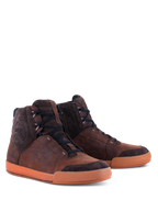 Alpinestars Chrome Crafted Drystar® Schuhe, urbane Motorradschuhe, Braun und Gum, High-Top-Konstruktion aus Leder und Wildleder, schwarze Schnürsenkel, Gummisohle, mit geprägtem Logo und Drystar-Branding, zeitgemäßes lässiges Motorrad-Schuhwerk