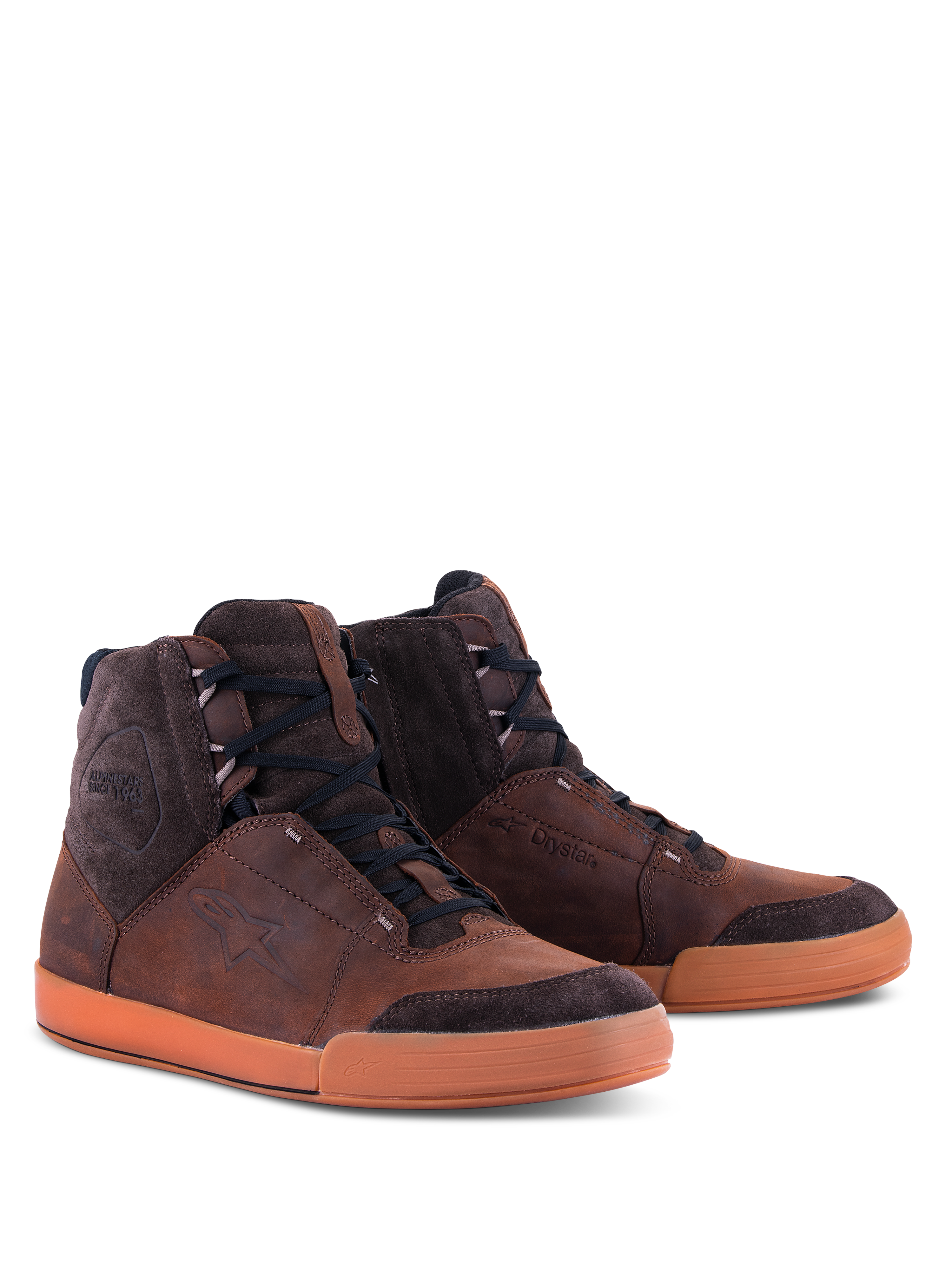 Alpinestars Chrome Crafted Drystar® Schuhe, urbane Motorradschuhe, Braun und Gum, High-Top-Konstruktion aus Leder und Wildleder, schwarze Schnürsenkel, Gummisohle, mit geprägtem Logo und Drystar-Branding, zeitgemäßes lässiges Motorrad-Schuhwerk