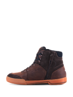 Alpinestars Chrome Crafted Drystar® Schuhe, urbane Motorradschuhe, Braun und Gum, Seitenprofil mit Paneelen aus hochwertigem Leder und Wildleder, gummifarbene Gummisohle, seitlicher Reißverschluss für einfachen Einstieg und geprägtes Drystar-Branding, lässiger Streetwear-Stil für urbanes Motorradfahren.