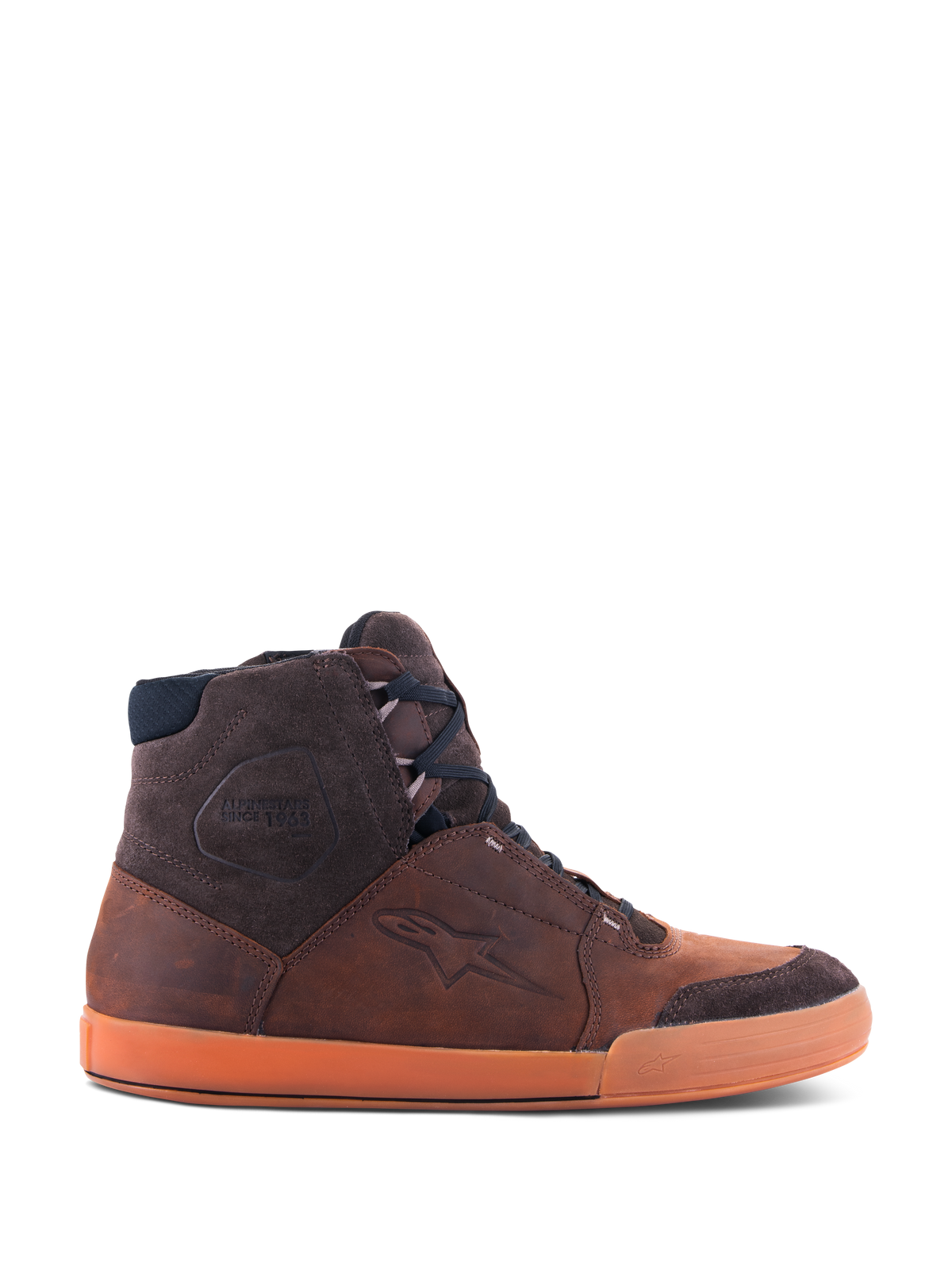 Alpinestars Chrome Crafted Drystar® Schuhe, urbaner High-Top-Motorrad-Sneaker in Braun, Seitenansicht der wasserdichten Lederkonstruktion, dunkelbraune Wildleder-Akzente und markante orangefarbene Gummisohle.
