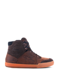 Alpinestars Chrome Crafted Drystar® Schuhe, urbaner High-Top-Motorrad-Sneaker in Braun, Seitenansicht der wasserdichten Lederkonstruktion, dunkelbraune Wildleder-Akzente und markante orangefarbene Gummisohle.