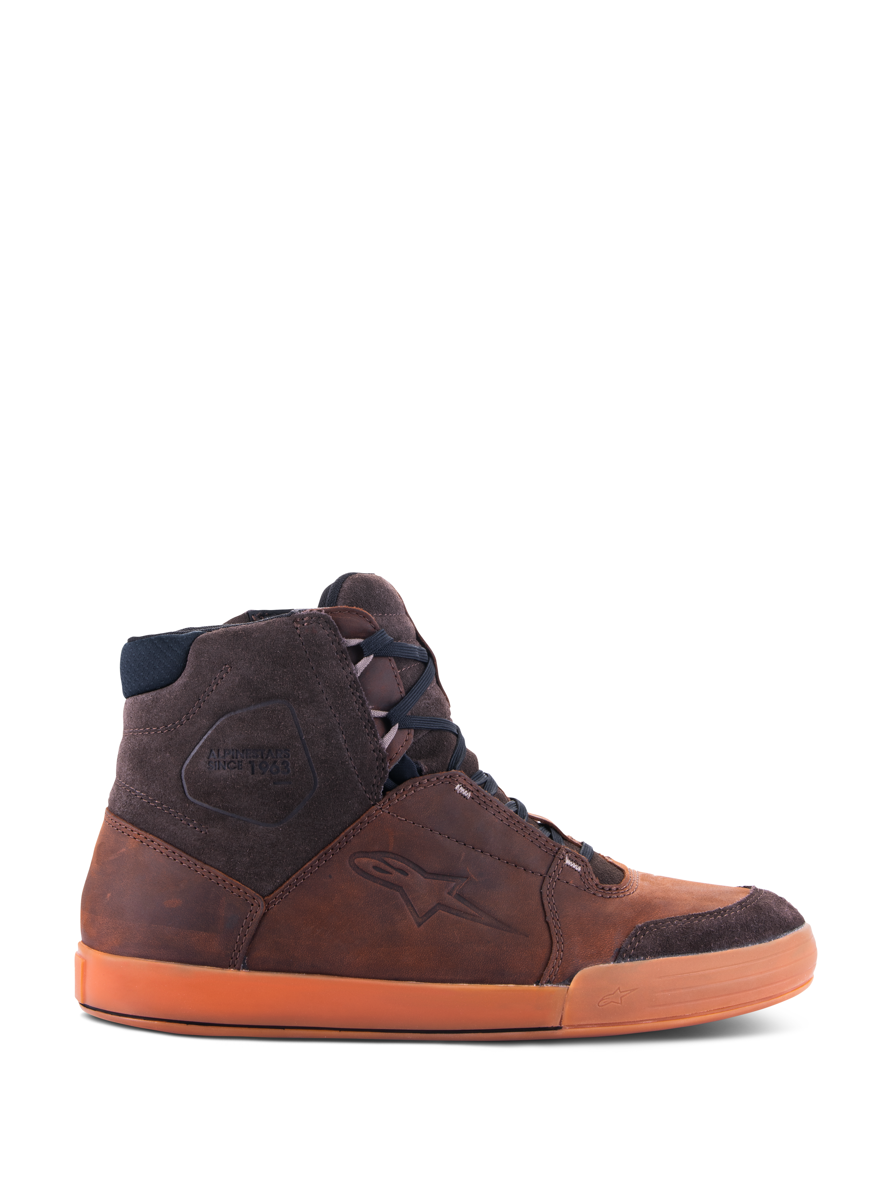 Alpinestars Chrome Crafted Drystar® Schuhe, urbaner High-Top-Motorrad-Sneaker in Braun, Seitenansicht der wasserdichten Lederkonstruktion, dunkelbraune Wildleder-Akzente und markante orangefarbene Gummisohle.
