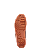 Alpinestars Chrome Crafted Drystar® Schuhe, Braun Gum, Ansicht von unten mit Gummisohle, hexagonalem Profilmuster und geprägtem Alpinestars-Branding, urbaner Motorradschuh